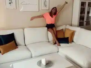 Irene Rosales en su sofá Tessuto Urban Mallorca