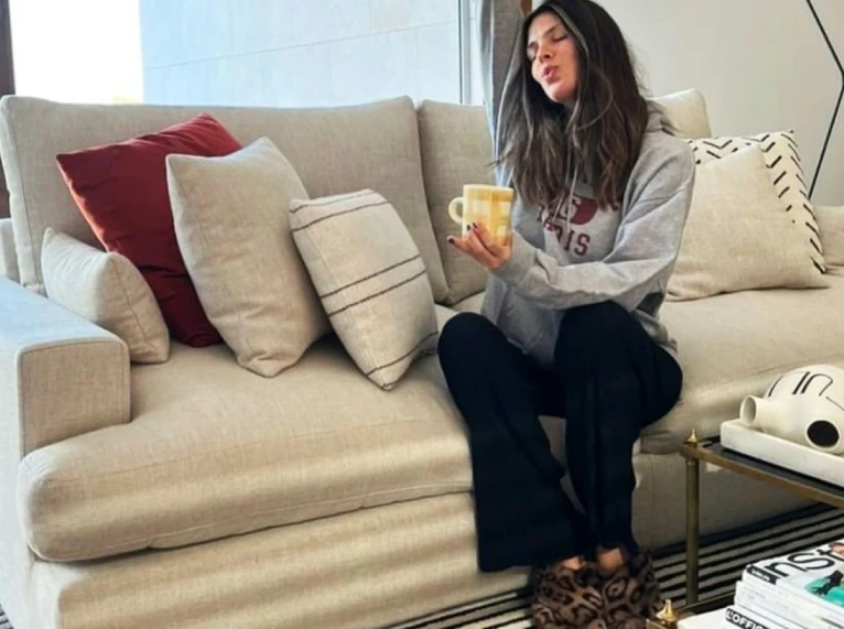 Laura Matamoros desayunando en su sofá diseñado por Tessuto