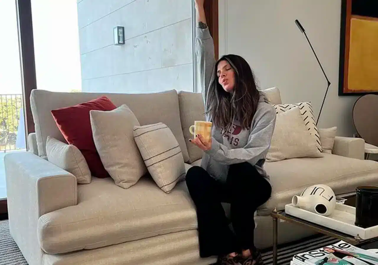 Laura Matamoros desayunando en su sofá diseñado por Tessuto